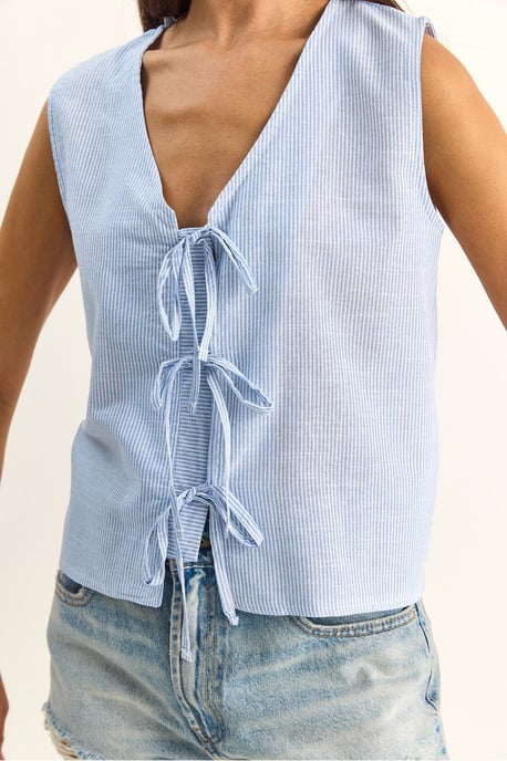 Gestreifte V-Ausschnitt-Bluse mit Bindedetail - Image 5