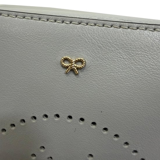 Anya Hindmarch Smiley Umhängetasche aus grauem Leder - Image 4