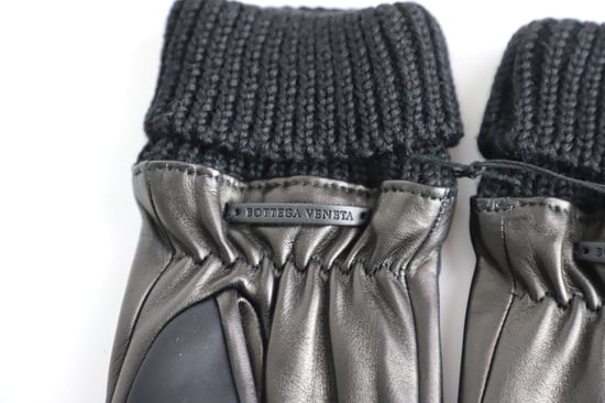 Bottega Veneta Zig Zag Zweifarbige Handschuhe aus schwarzem Nylon und Leder - Image 4