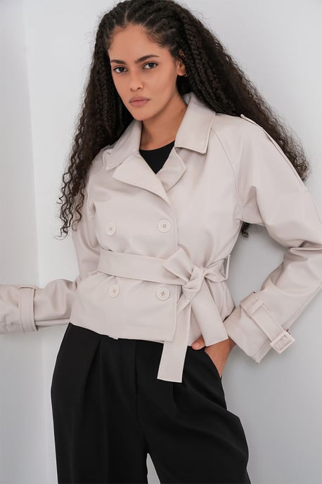 Figurbetonte Doppelreiher-Faux-Lederjacke mit Schleife - Image 4