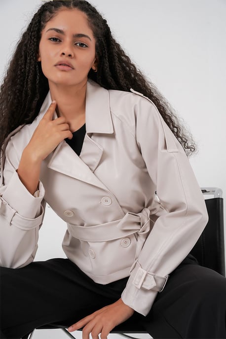Figurbetonte Doppelreiher-Faux-Lederjacke mit Schleife - Image 5