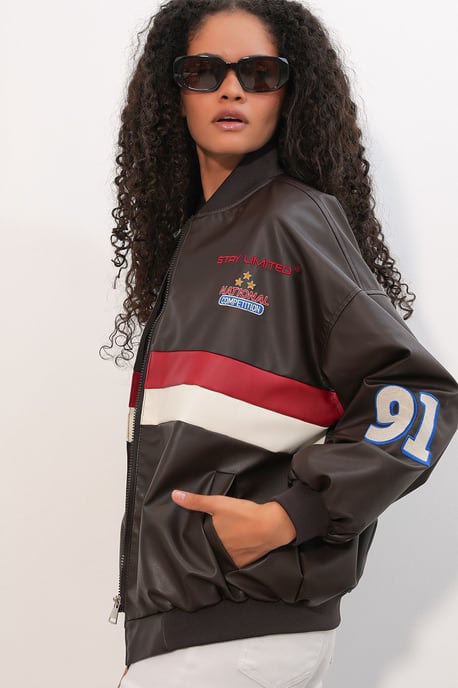 Taillierte Bomberjacke aus Kunstleder mit Schleife - Image 3