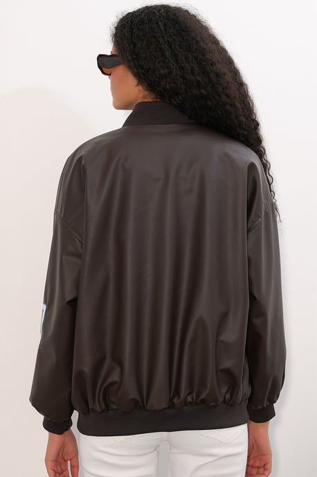 Taillierte Bomberjacke aus Kunstleder mit Schleife - Image 6