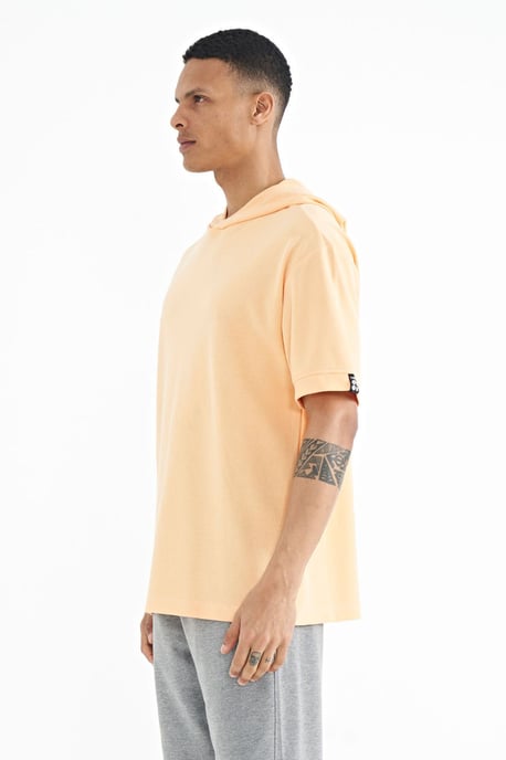 Übergröße Kapuzen-T-Shirt mit Accessoire-Details - Image 5