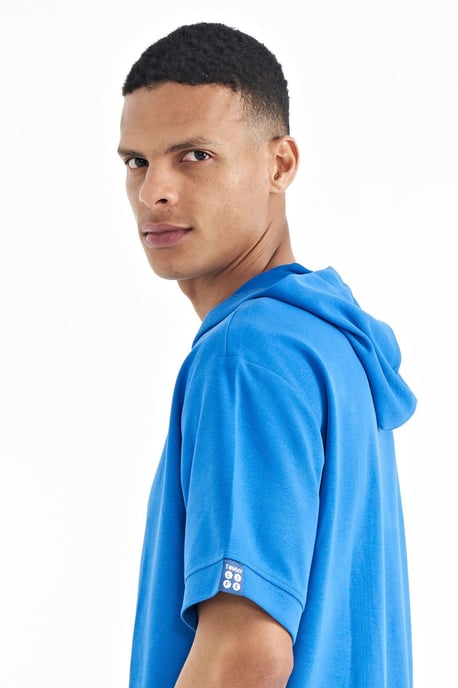 Übergröße Kapuzen-T-Shirt mit Accessoire-Details - Image 2