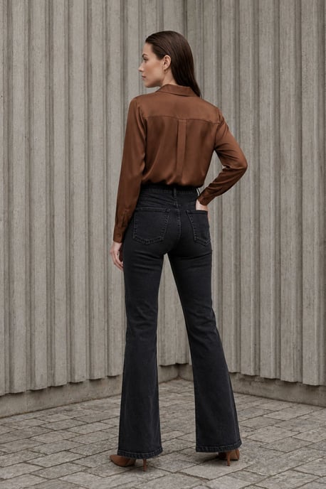 Hochgeschnittene Schlagjeans - Image 4