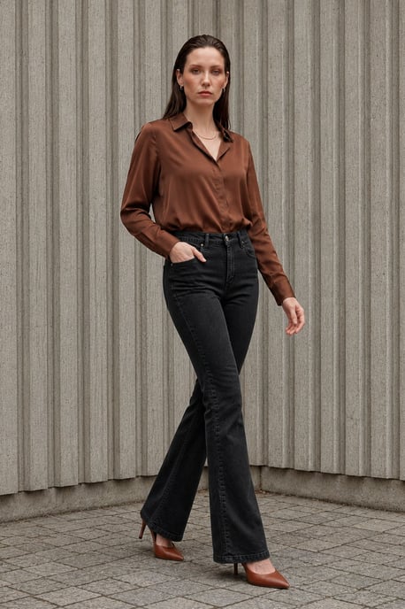 Hochgeschnittene Schlagjeans - Image 5