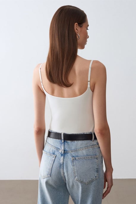 Dilvin Slim-Fit ärmellose Bluse mit quadratischem Ausschnitt - Weiß - Image 2