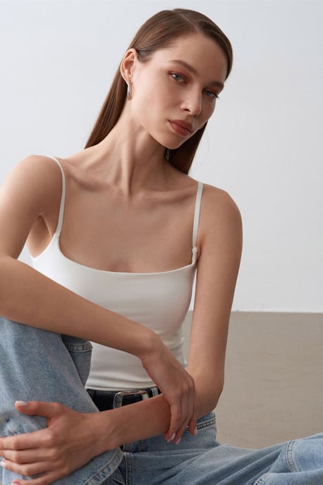Dilvin Slim-Fit ärmellose Bluse mit quadratischem Ausschnitt - Weiß - Image 3