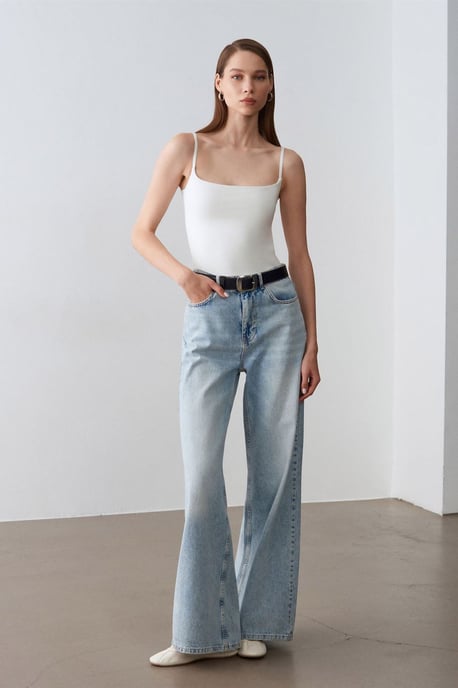 Dilvin Slim-Fit ärmellose Bluse mit quadratischem Ausschnitt - Weiß - Image 4