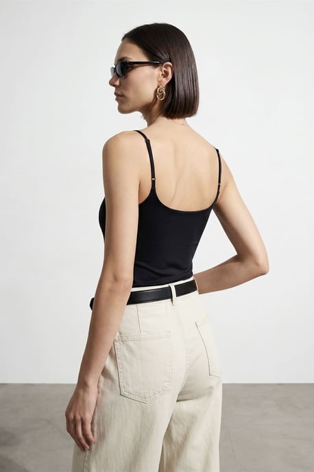 Schmal geschnittene ärmellose Bluse mit quadratischem Ausschnitt - Image 2