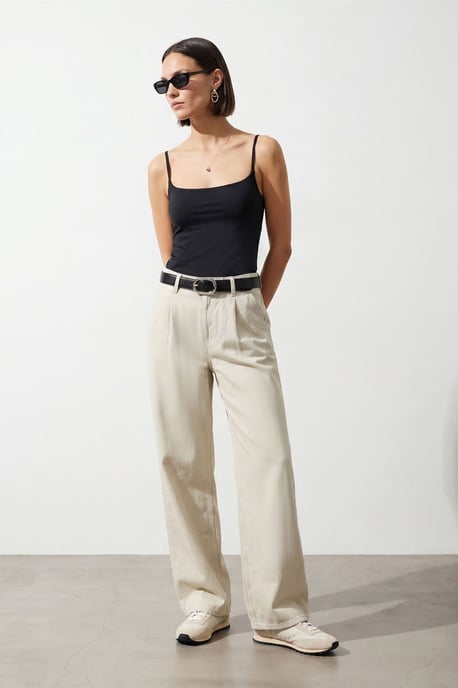 Schmal geschnittene ärmellose Bluse mit quadratischem Ausschnitt - Image 4