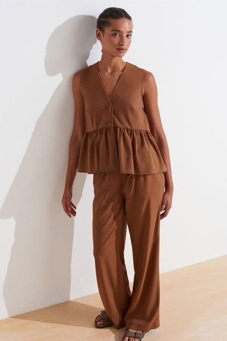 Dilvin Ärmellose Crêpe-Bluse mit V-Ausschnitt und Knopfleiste - Dunkelbraun - Image 3