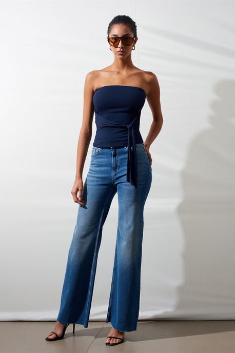 Trägerlose Slim-Fit-Jersey-Bluse mit Bindedetail - Image 4