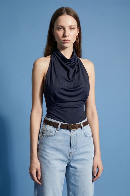 Taillierte ärmellose Bluse mit Schlauchkragen - Image 1