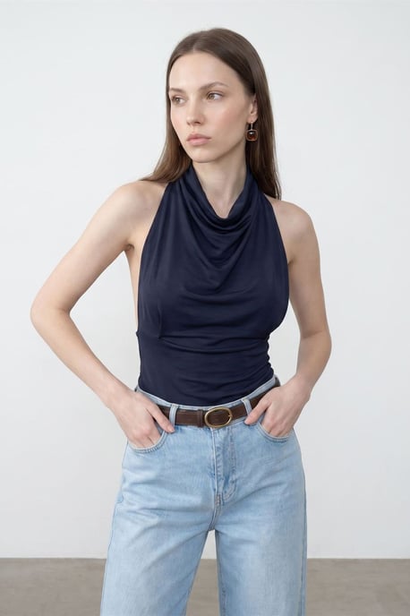 Taillierte ärmellose Bluse mit Schlauchkragen - Image 5