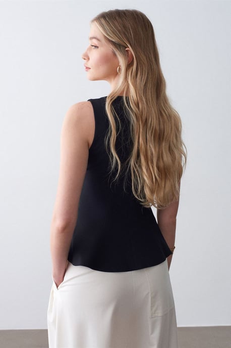 Taillierte ärmellose Crepe-Peplum-Bluse - Image 2
