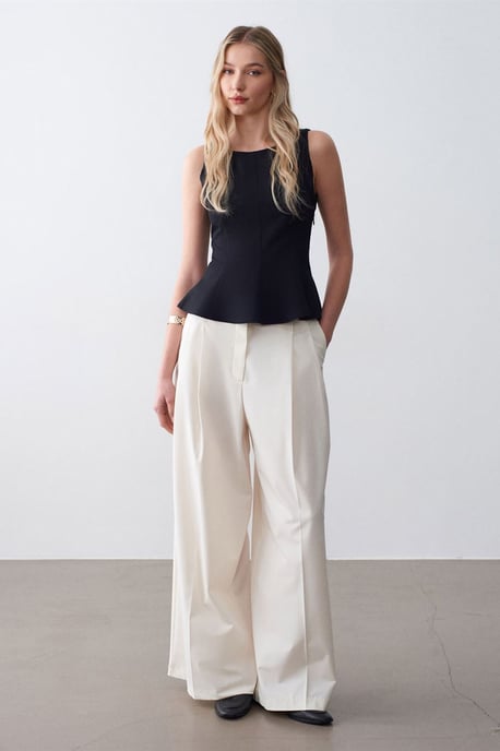 Taillierte ärmellose Crepe-Peplum-Bluse - Image 4