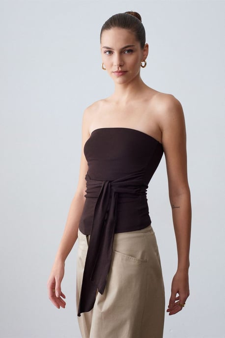 Trägerlose Slim-Fit-Jersey-Bluse mit Bindegürtel - Image 4