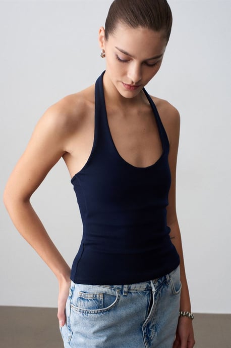 Gerippte Halsbandfreie ärmellose Bluse - Image 3