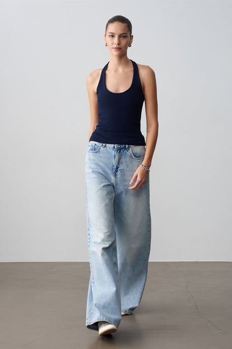 Gerippte Halsbandfreie ärmellose Bluse - Image 4