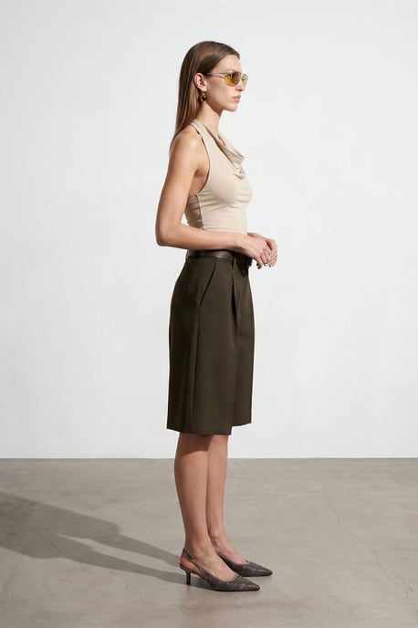 Ärmellose Bluse mit Schlauchkragen und Bindegürtel - Image 4