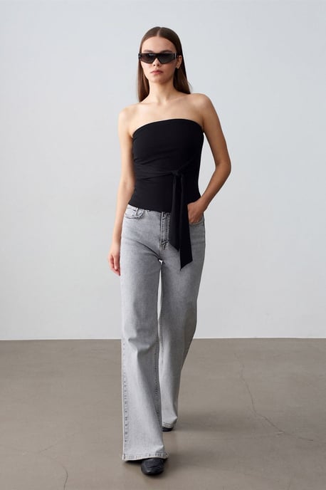 Trägerlose Slim-Fit-Jersey-Bluse mit Bindedetail - Image 4