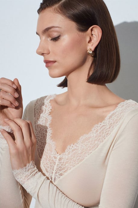 Schmal geschnittene V-Ausschnitt Spitze Bluse - Image 1