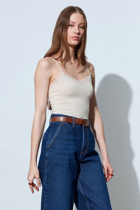 Schlankes Fit ärmelloses V-Ausschnitt Cami-Bluse - Image 1