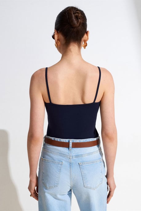 Schlank geschnittene ärmellose Bluse mit quadratischem Ausschnitt - Image 2