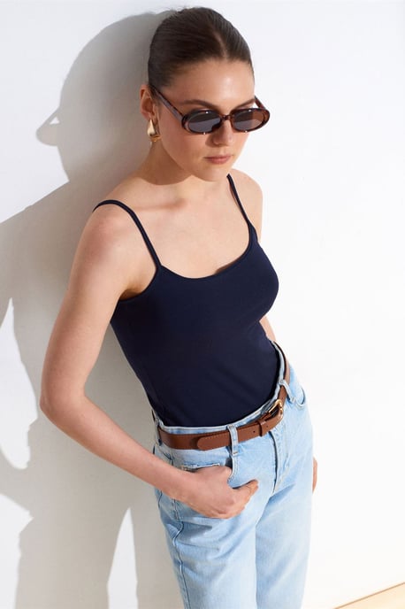 Schlank geschnittene ärmellose Bluse mit quadratischem Ausschnitt - Image 3