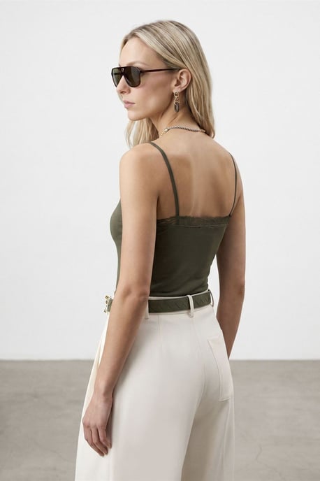 Schlankes Fit Ärmelloses V-Ausschnitt Cami-Bluse - Image 2