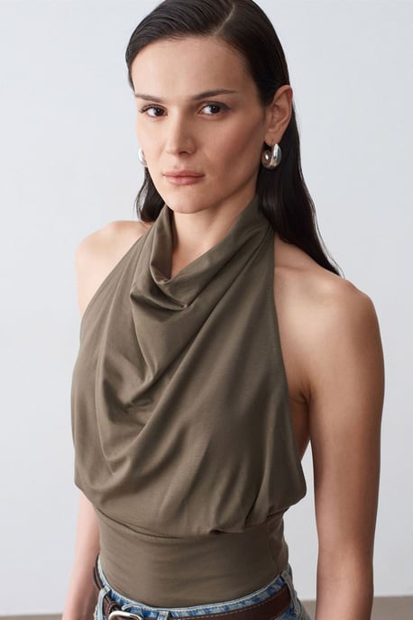 Taillierte ärmellose Bluse mit Schlauchkragen - Image 1