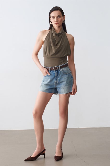 Taillierte ärmellose Bluse mit Schlauchkragen - Image 4