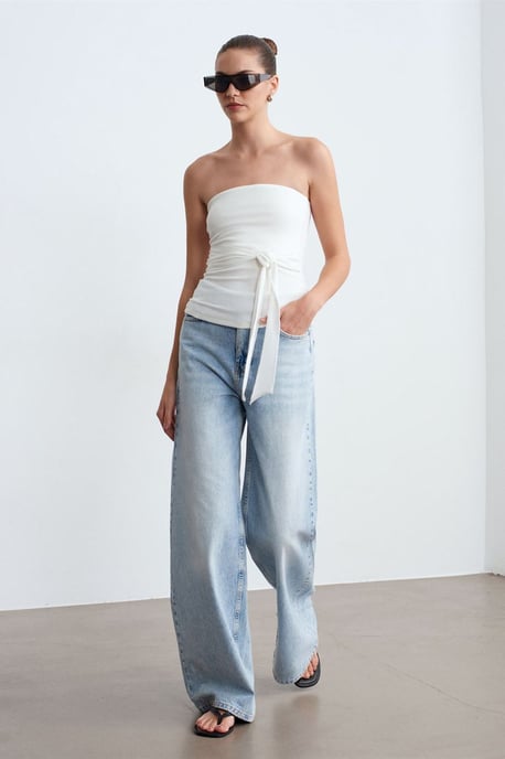 Trägerlose Slim-Fit-Jersey-Bluse mit Bindedetail - Image 4