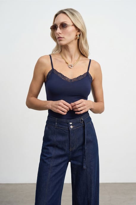 Dilvin Slim-Fit ärmellose Cami-Bluse mit V-Ausschnitt - Marineblau - Image 1