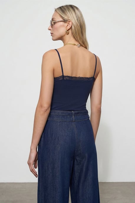 Dilvin Slim-Fit ärmellose Cami-Bluse mit V-Ausschnitt - Marineblau - Image 2