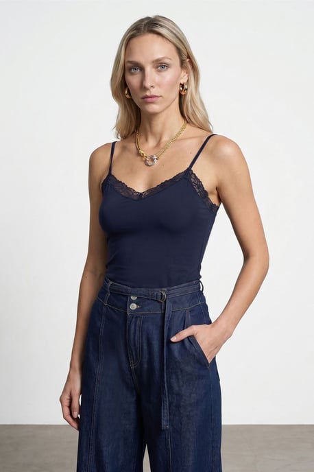 Dilvin Slim-Fit ärmellose Cami-Bluse mit V-Ausschnitt - Marineblau - Image 3