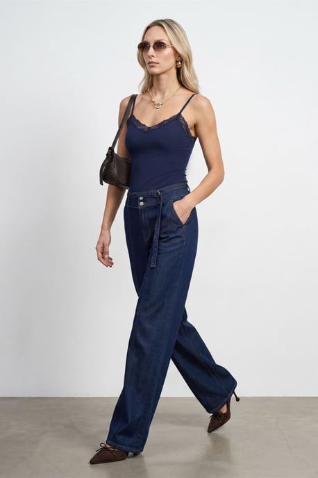 Dilvin Slim-Fit ärmellose Cami-Bluse mit V-Ausschnitt - Marineblau - Image 4