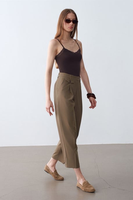 Slim Fit Ärmellose V-Ausschnitt Cami-Bluse - Image 4