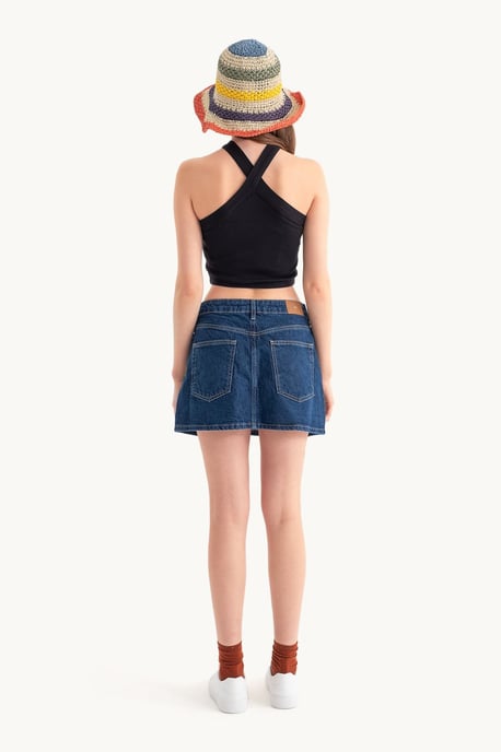 Halter-Neck Crop Top mit überkreuztem Vorderteil - Image 5