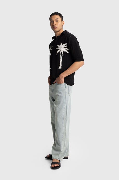 Herren T-Shirt mit tropischem Druck und V-Ausschnitt - Image 3