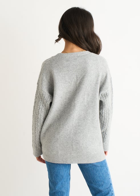 Grauer Strickcardigan mit aufgesetzten Taschen - Image 4