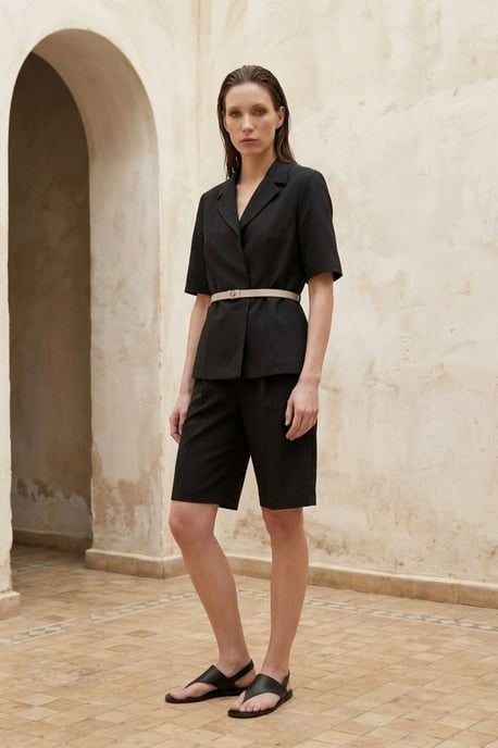 Taillierte Jacke mit Schalkragen und Gürtel - Image 2