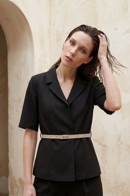 Taillierte Jacke mit Schalkragen und Gürtel - Image 3