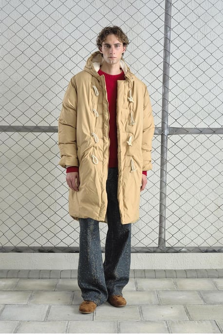 Langer, kapuzenbesetzter Daunenparka mit Taschen - Image 1