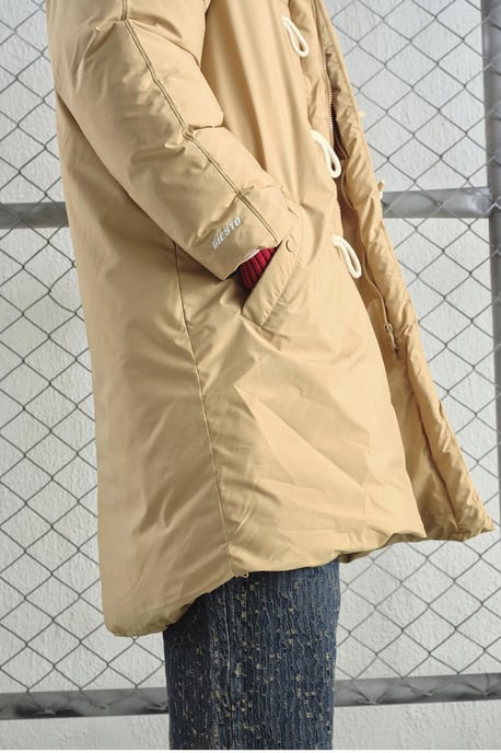 Langer, kapuzenbesetzter Daunenparka mit Taschen - Image 4