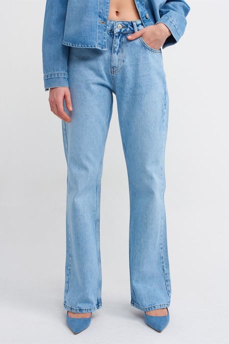 Low-Waist Flare Jeans - Image 3
