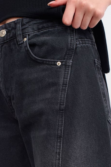 Hochgeschnittene weit geschnittene Cargo-Jeans - Image 4