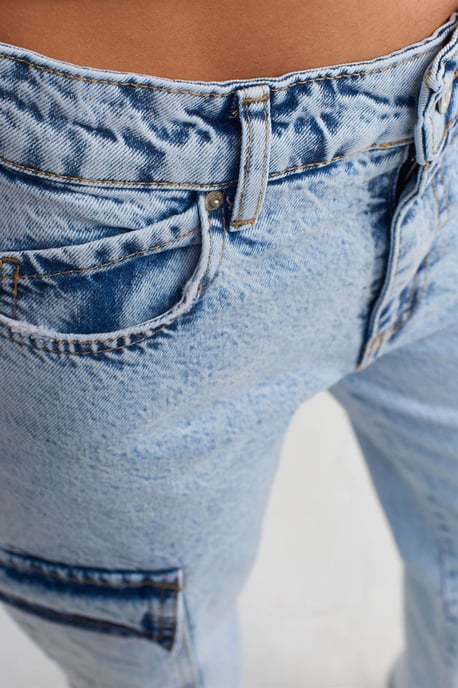 Hochgeschnittene Weite Cargo-Jeans - Image 4